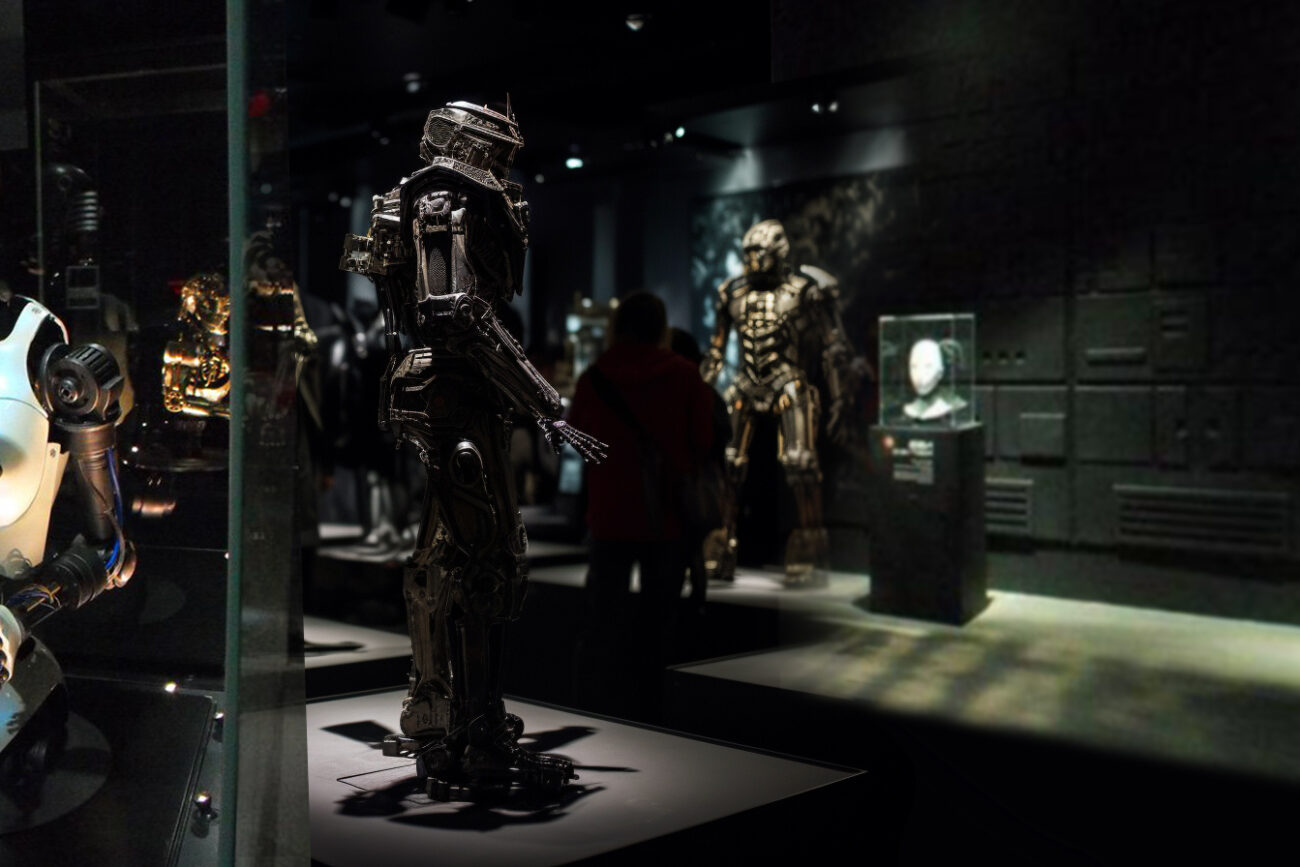 visitors_wandering_through_Robot Exhibition