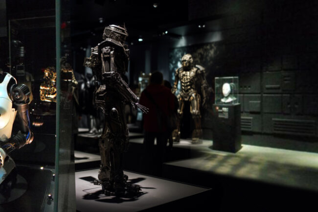 visitors_wandering_through_Robot Exhibition