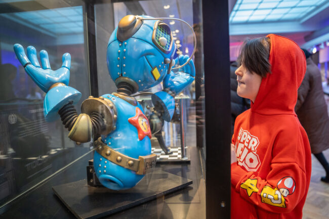 Kids enjoy Robot Touring exhibition from the Movie Magic